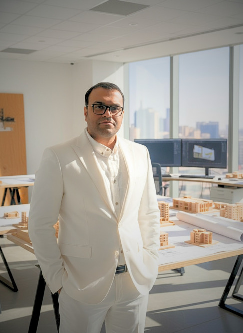 آقای علینژاد – مشاور ارشد سرمایهگذاری پاشا در دفتر کار آقای علینژاد، مشاور ارشد سرمایهگذاری پاشا در حال بررسی پروژههای املاک بینالمللی در دفتر کار